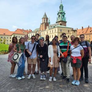 “在记忆的边缘”研讨会的参与者在波兰华沙的皇家城堡外. 全球体验办公室助理主任兼留学顾问Kathy Landon, 左第一排, 他和埃里克·博因顿总统一起领导了这个组织.